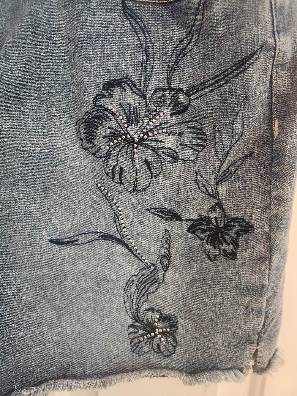 Lane Bryant Embroidered Embellished Denim Bermuda Shorts Sz 20 - Picture 3 of 7